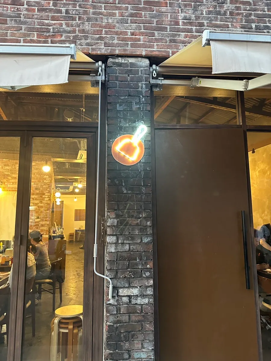 The alley with Jojo Mullae Branch's exterior visible