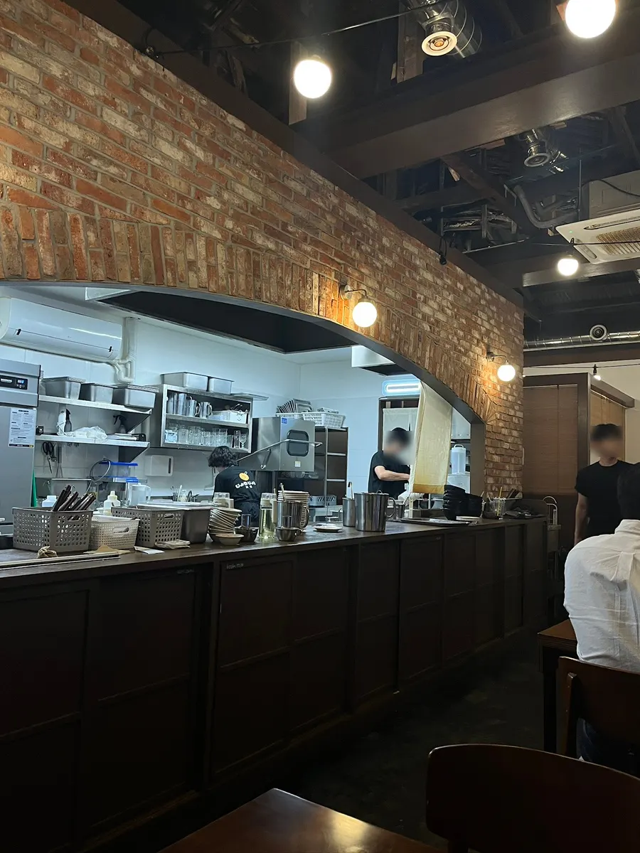 은은한 조명의 죠죠 문래점 매장 내부
