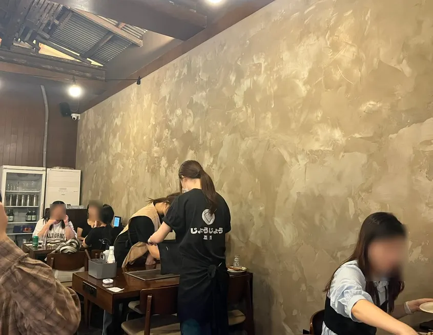 손님으로 꽉 찬 죠죠 문래점 철판 좌석