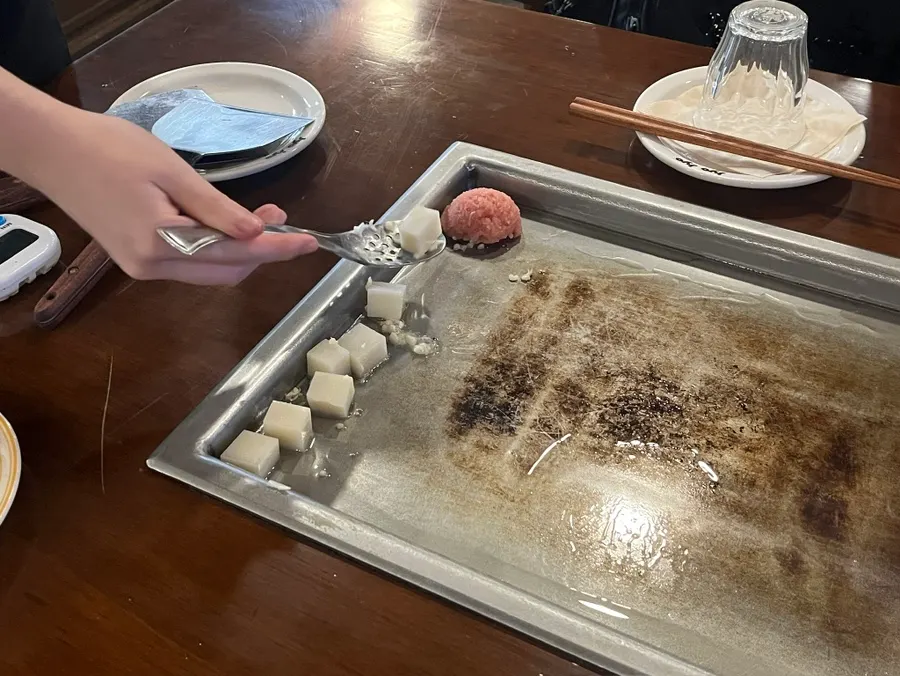 자작하게 익어가는 명란 몬자야끼 클로즈업