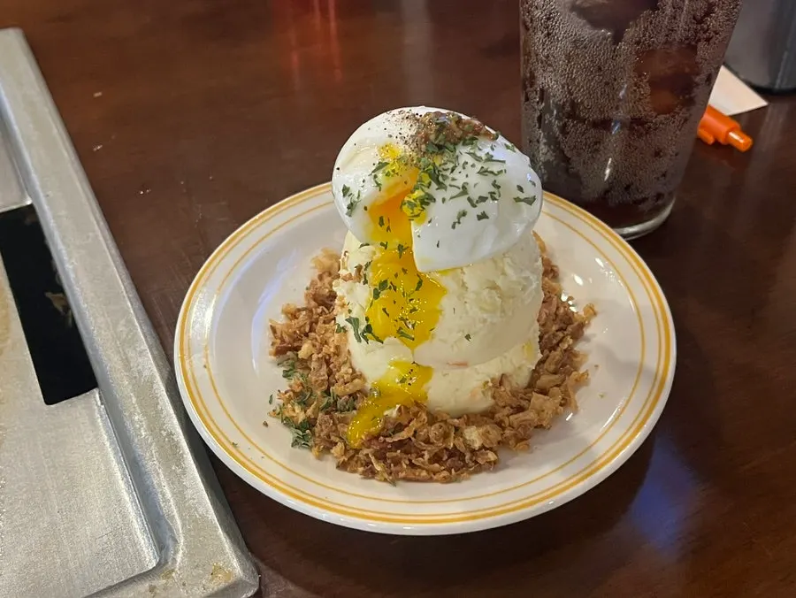 소스와 토핑이 듬뿍 얹힌 폭포테이토