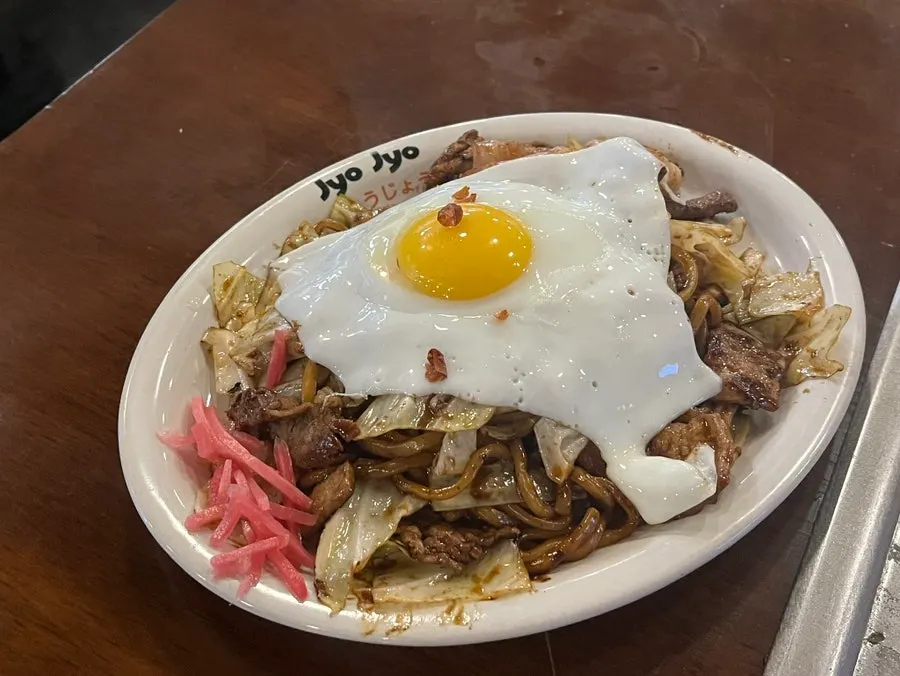 포슬포슬한 감자를 덜어낸 폭포테이토 한 접시