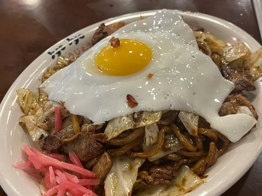 철판에서 볶아낸 카라이 야끼소바