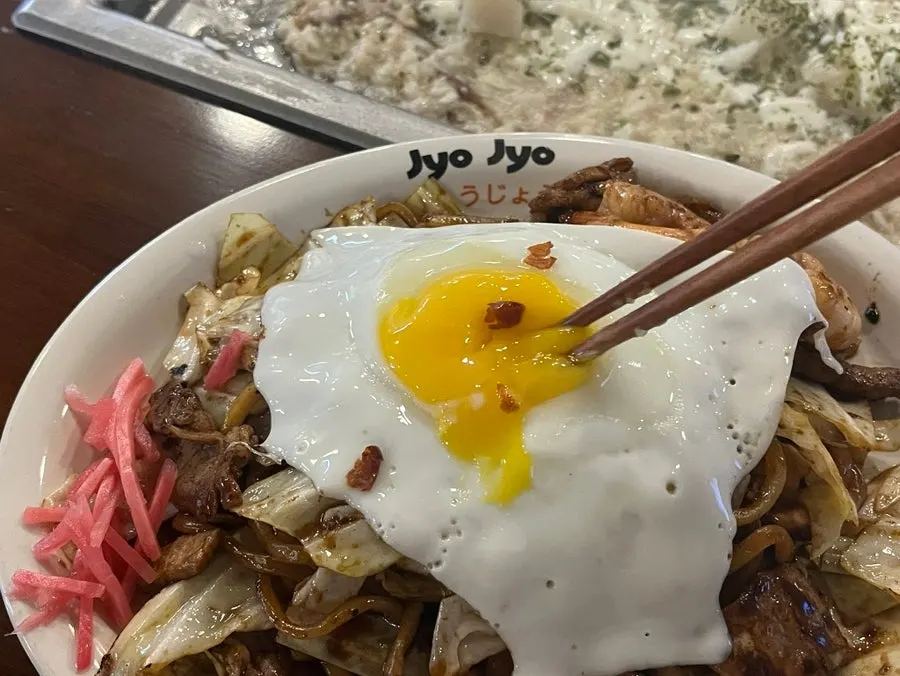 양배추와 고기 고명이 올라간 카라이 야끼소바