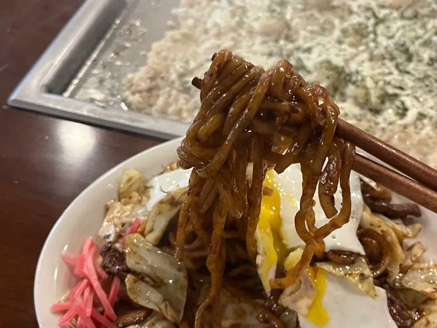 생면 식감이 살아 있는 야끼소바 면발