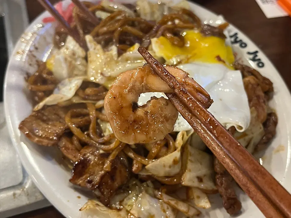 덜어 담은 카라이 야끼소바 한 접시