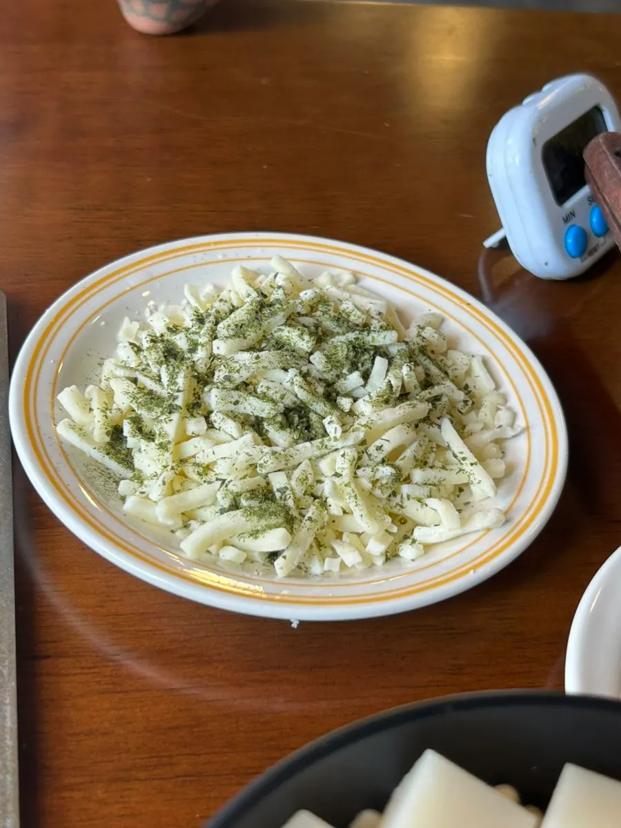 철판에 올려진 몬자야끼 반죽과 재료