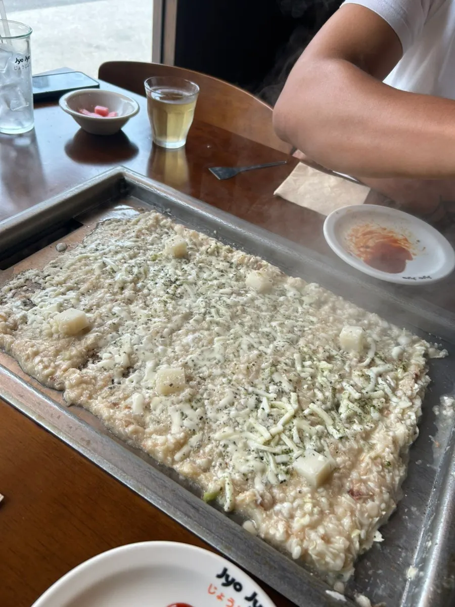치즈가 녹아 누룽지처럼 익은 몬자야끼 바닥
