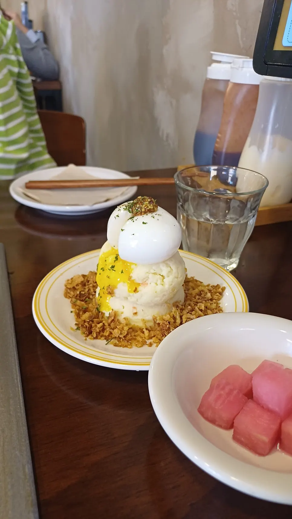 반숙 계란을 올린 폭포테이토