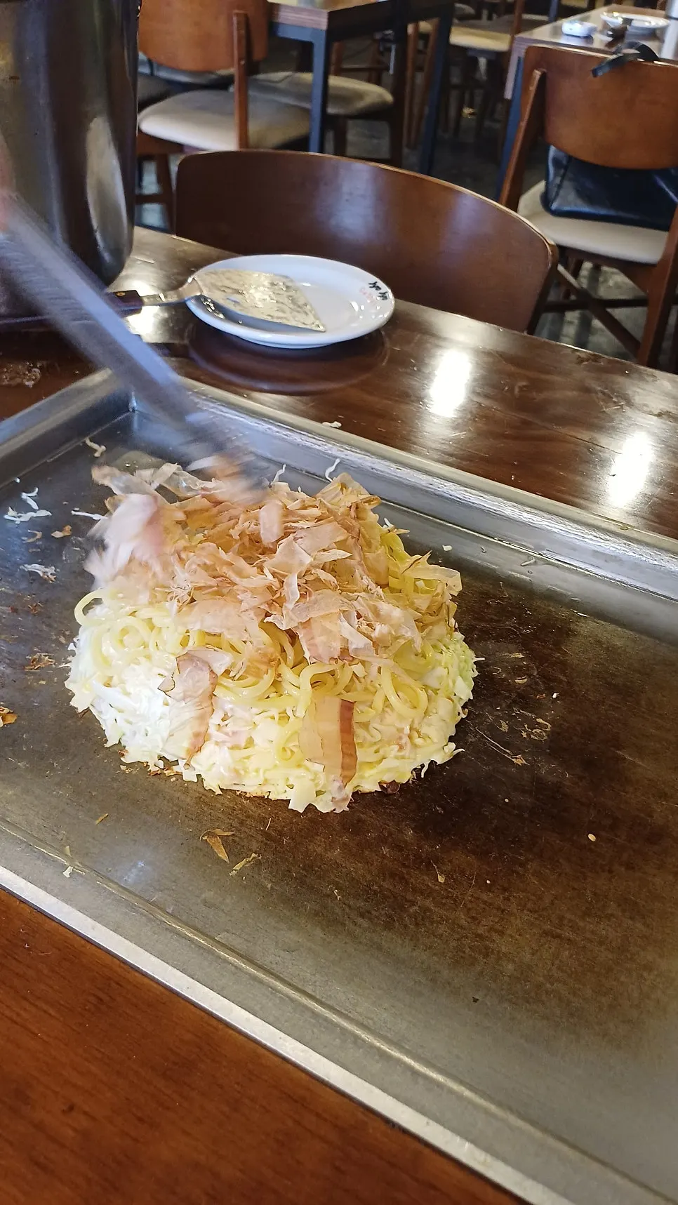 직원이 철판에서 선보이는 요리 퍼포먼스