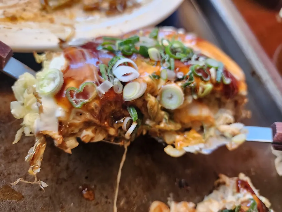 A piece of modan-myeon okonomiyaki served on a small plate