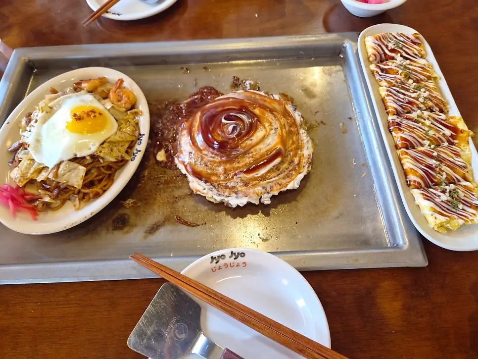 Signature set dishes cooking on the teppan