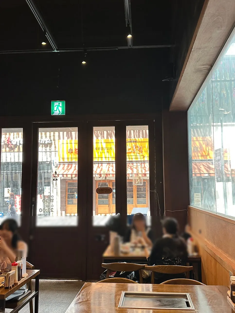 Jojo's interior decor and seating