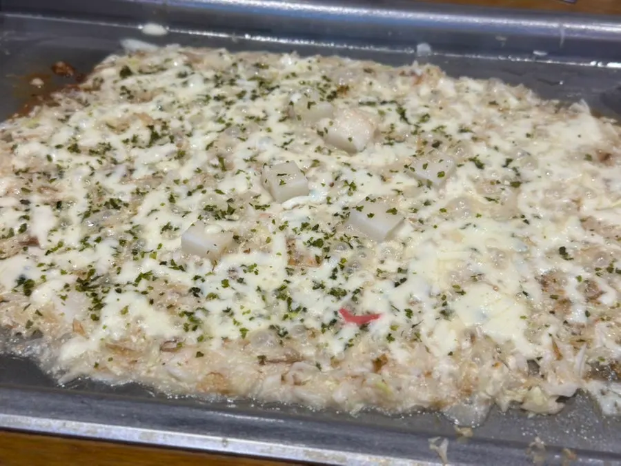 치즈를 올린 철판 위 명란 몬자야끼