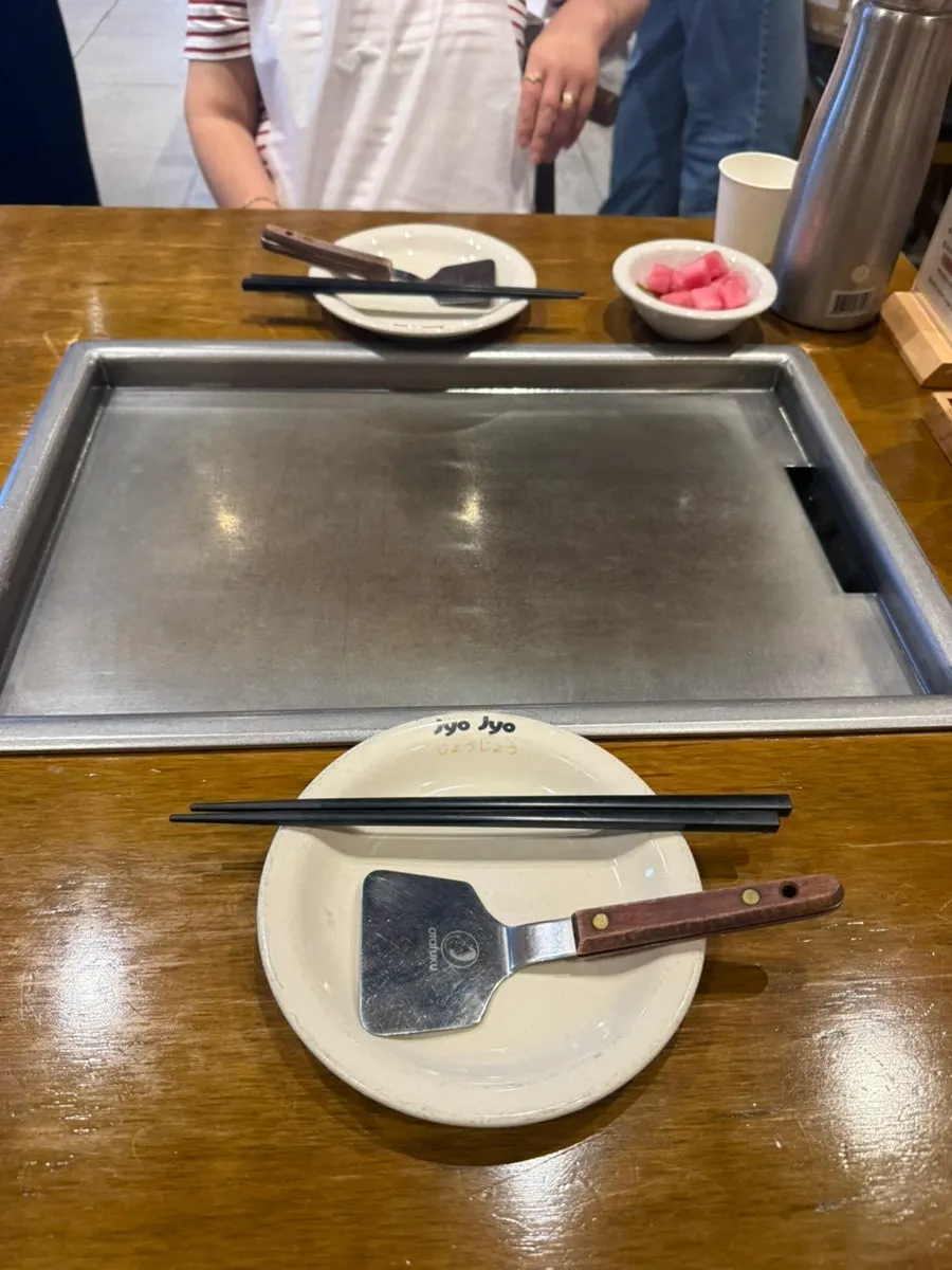 테이블마다 놓인 죠죠 철판