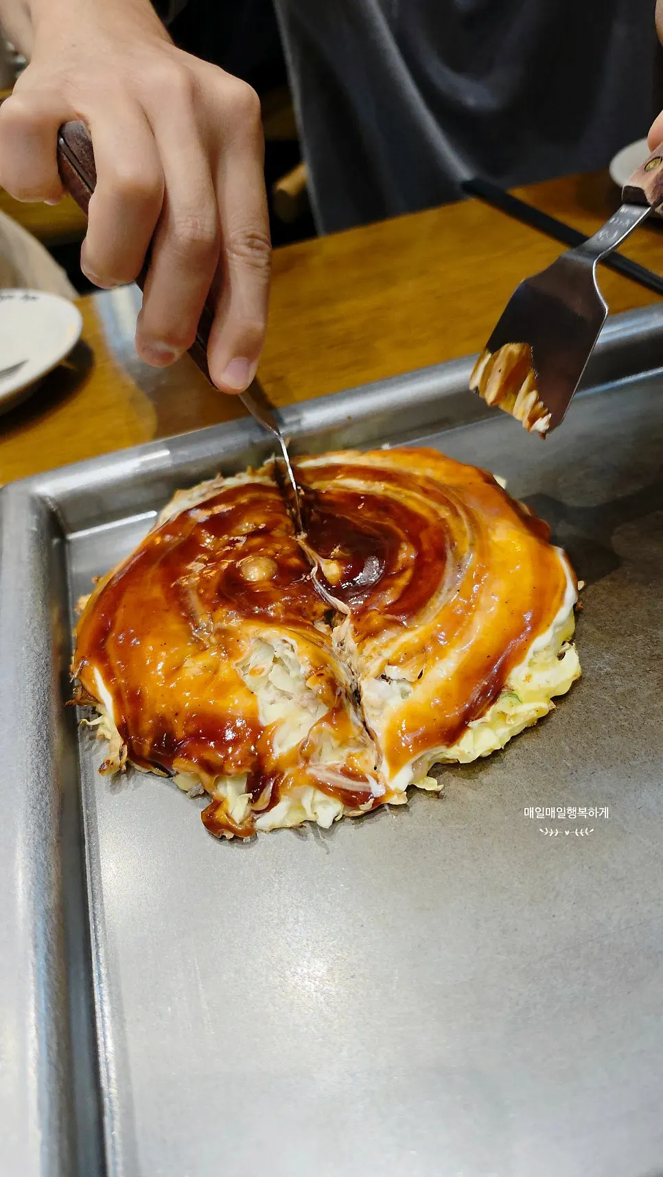 철판 위에 올려진 오코노미야끼