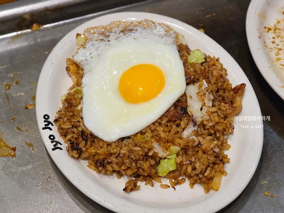 계란후라이를 올린 야끼소바