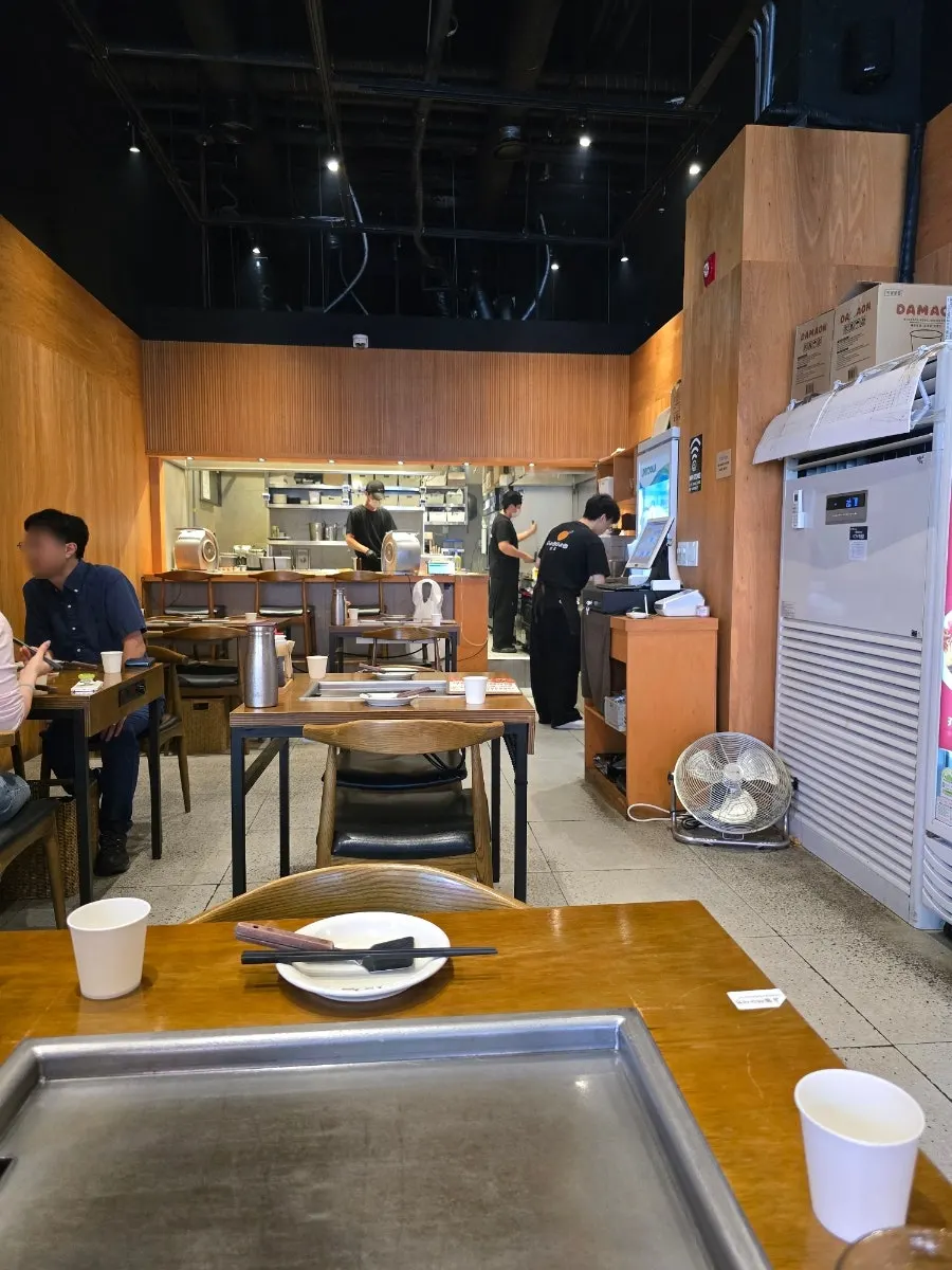 깔끔하게 관리된 죠죠 송도 매장 분위기
