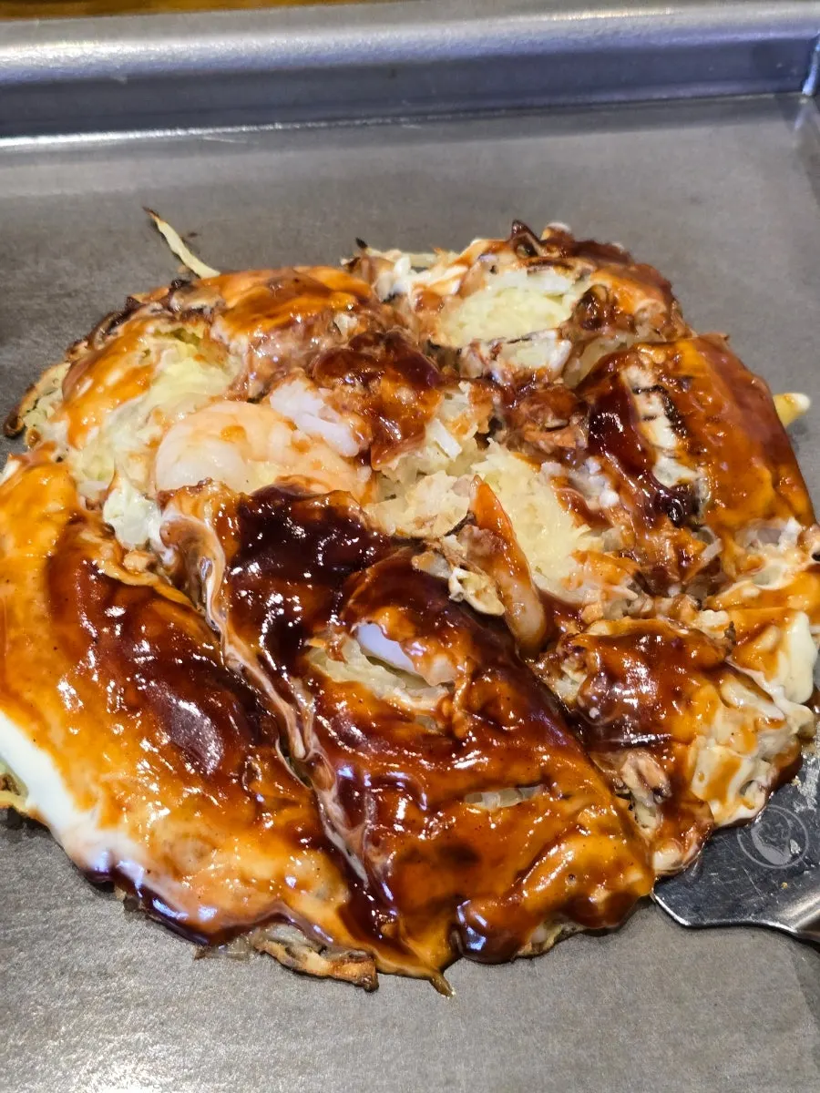 철판 위에 올려진 야끼소바 면발과 고명