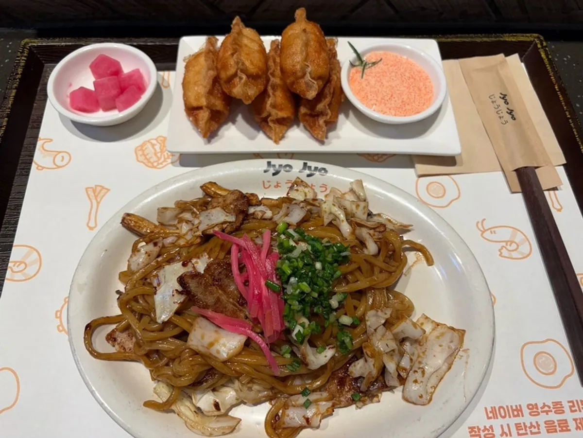 Jojo's yakisoba set, freshly stir-fried on the teppan