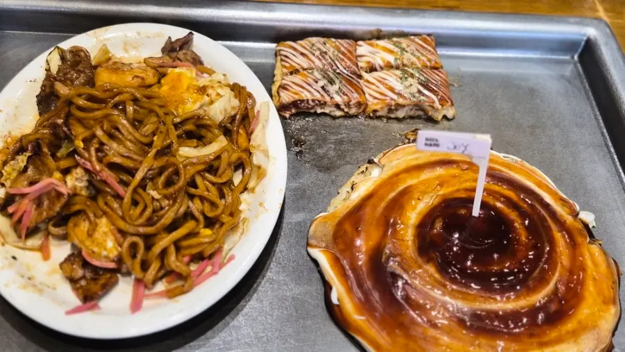 테이블 철판에 올려진 죠죠 시그니처 2인