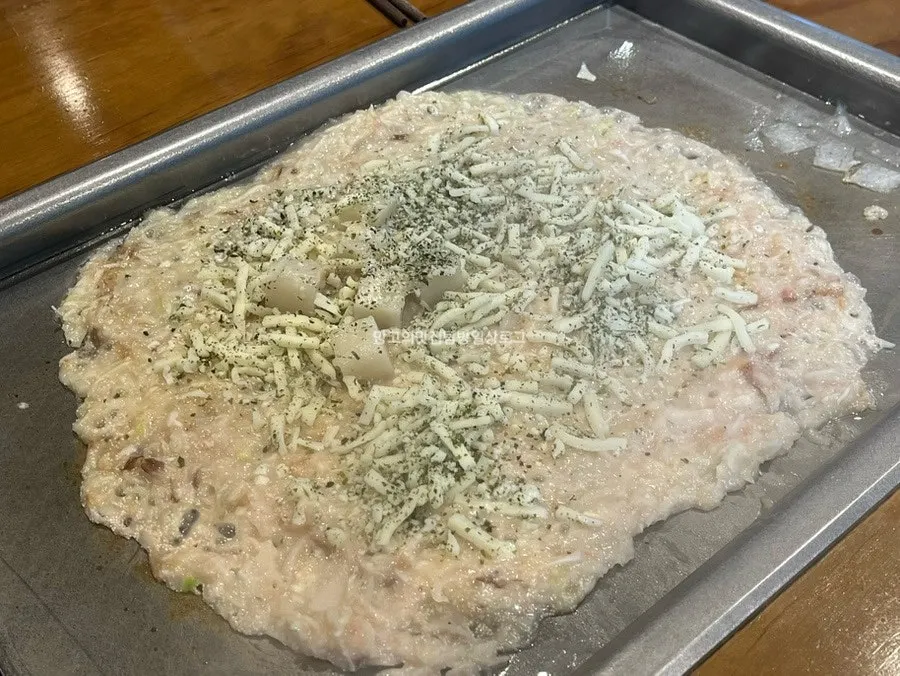 철판에서 조리 중인 명란 몬자야끼