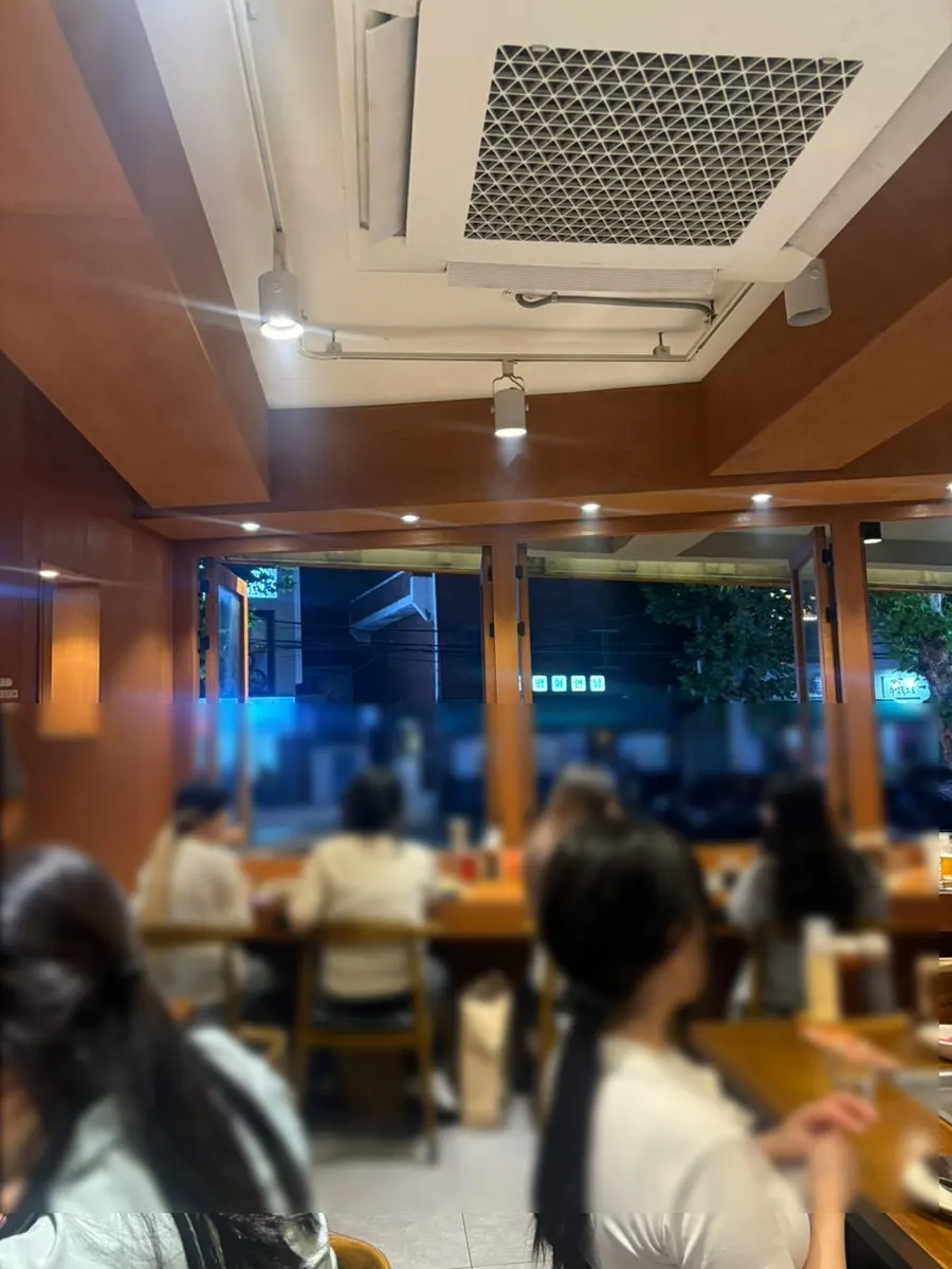 죠죠 생맥주와 테이블 세팅