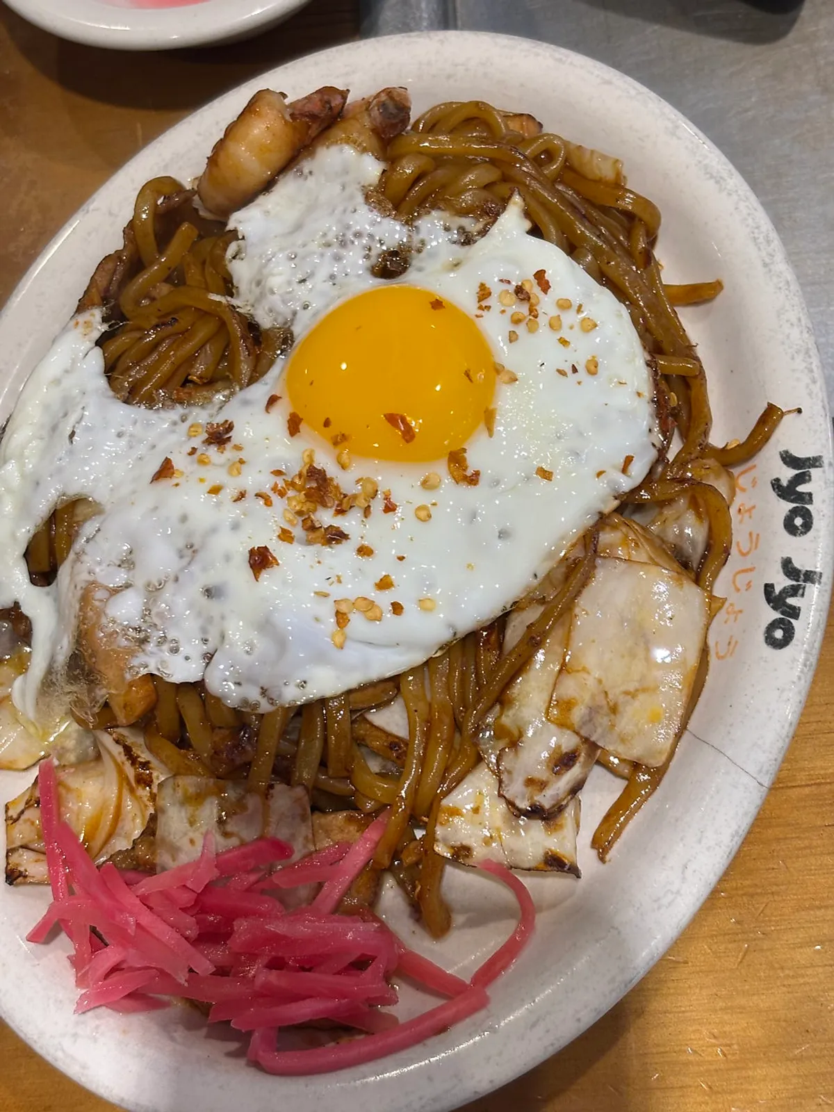 Karai yakisoba served on the teppan