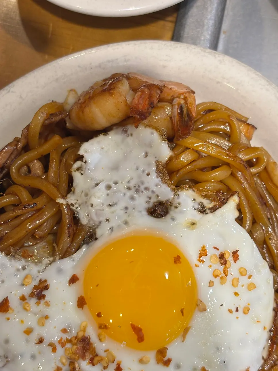 Close-up of yakisoba with shrimp and meat