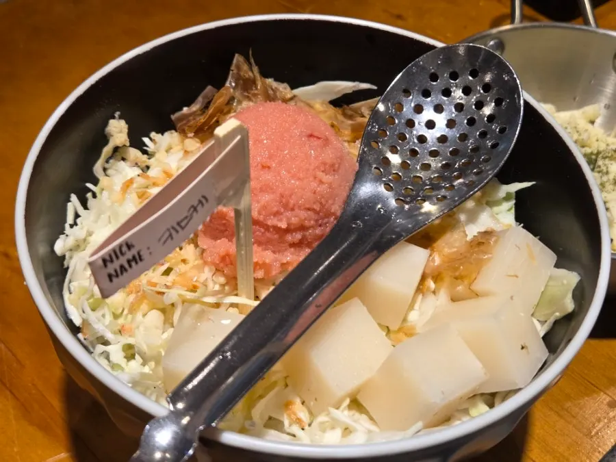 전용 볼에 담긴 명란 몬자야끼 재료