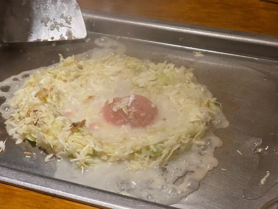 철판에서 재료를 섞는 조리 과정