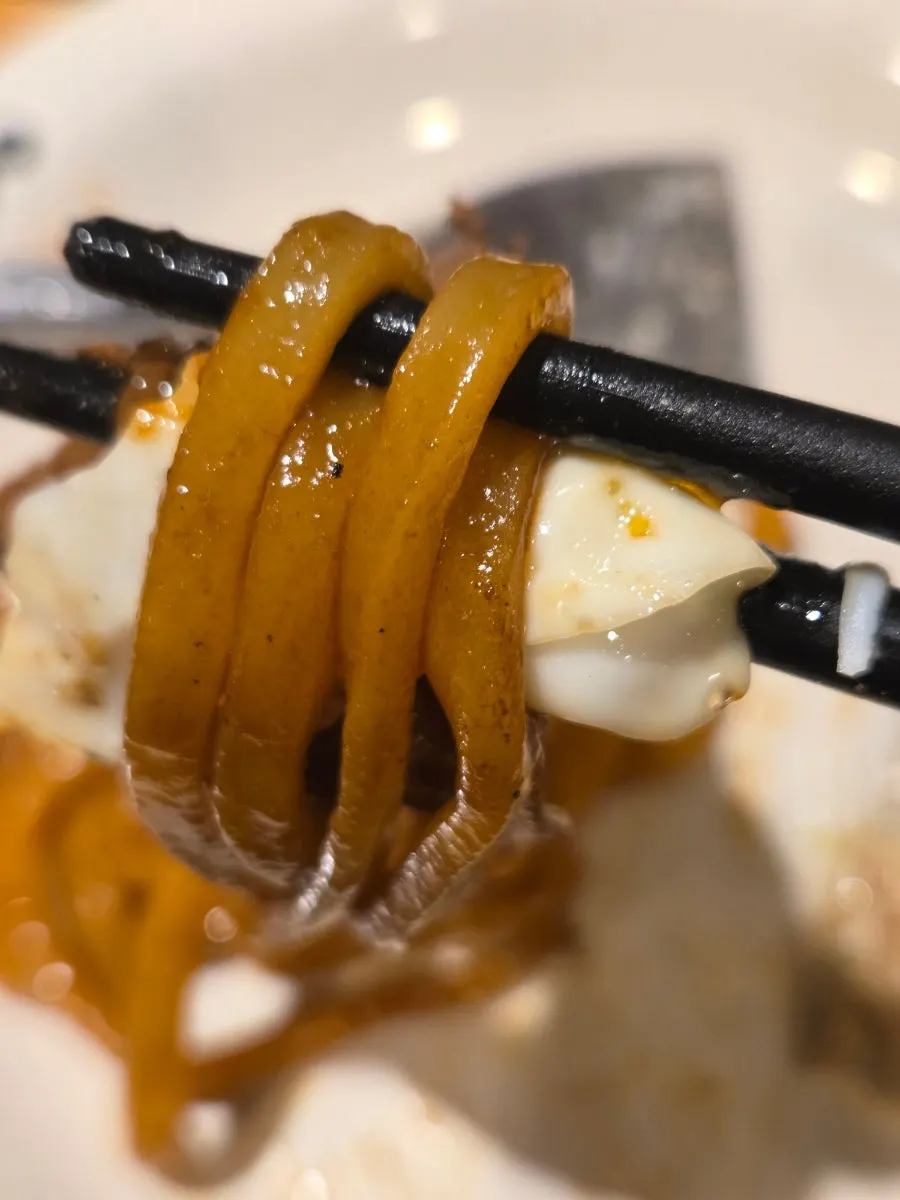 반숙 계란 프라이를 올린 카라이 야끼소바