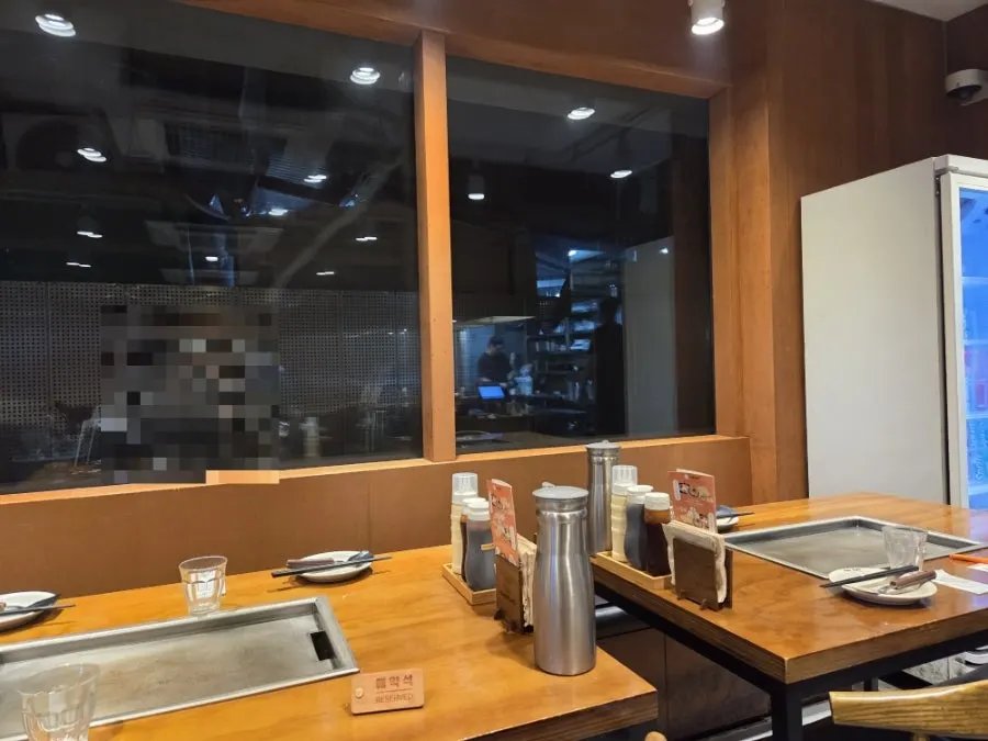 몬자야끼와 야끼소바가 함께 놓인 철판