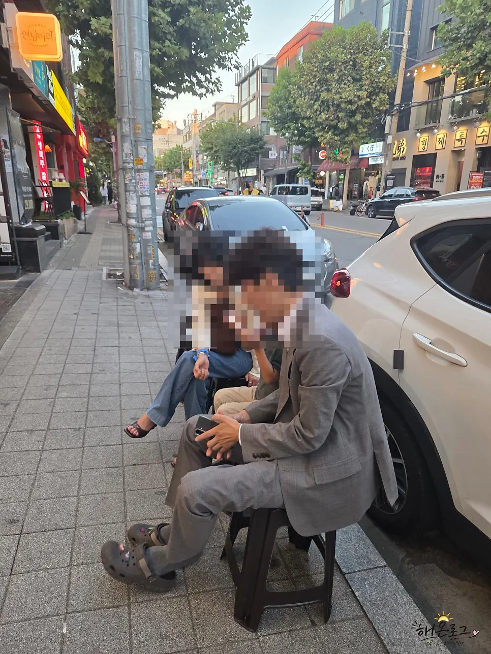 Waiting area outside Jojo Yeonnam Branch