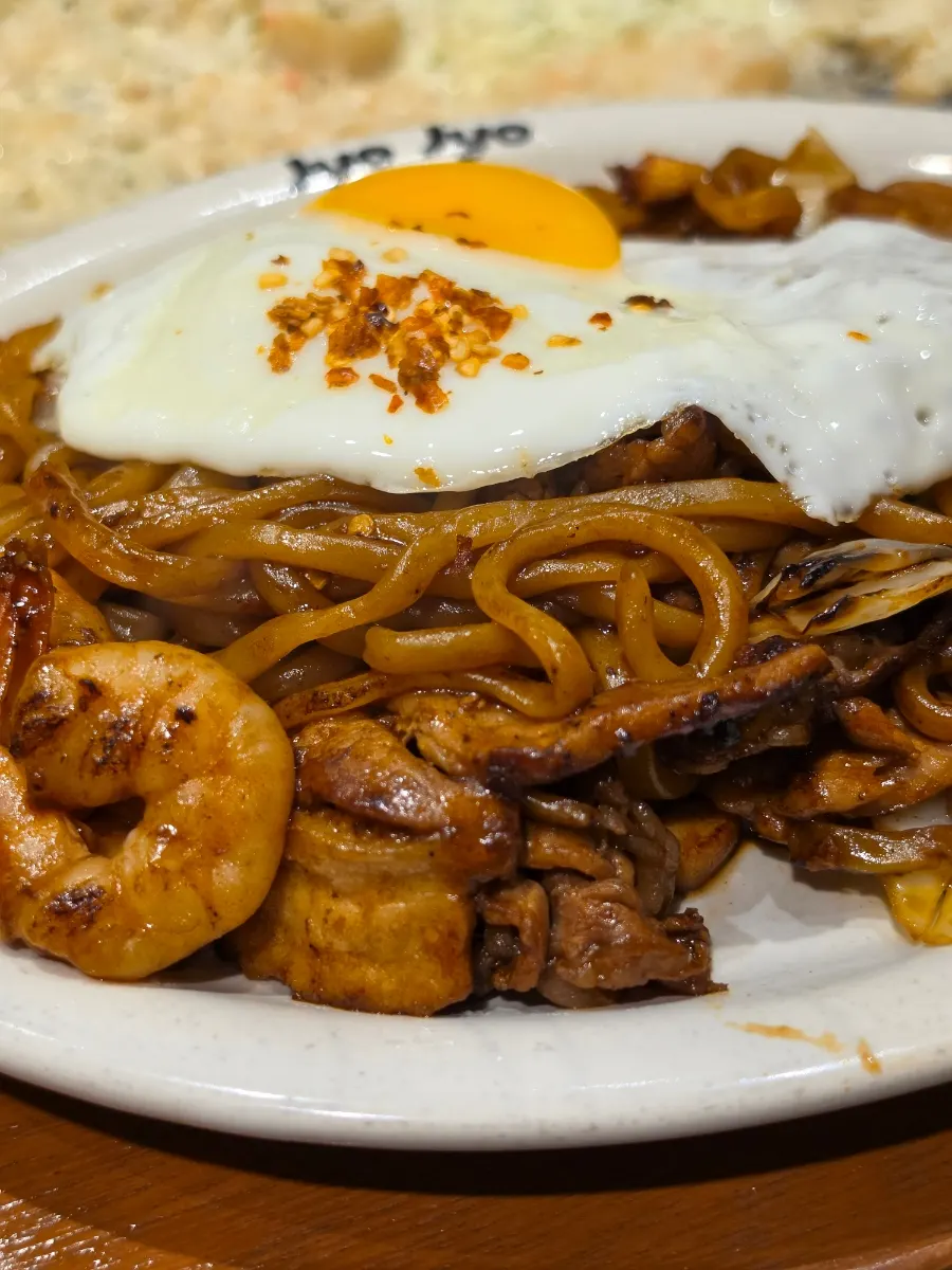 Spicy yakisoba with shrimp and squid