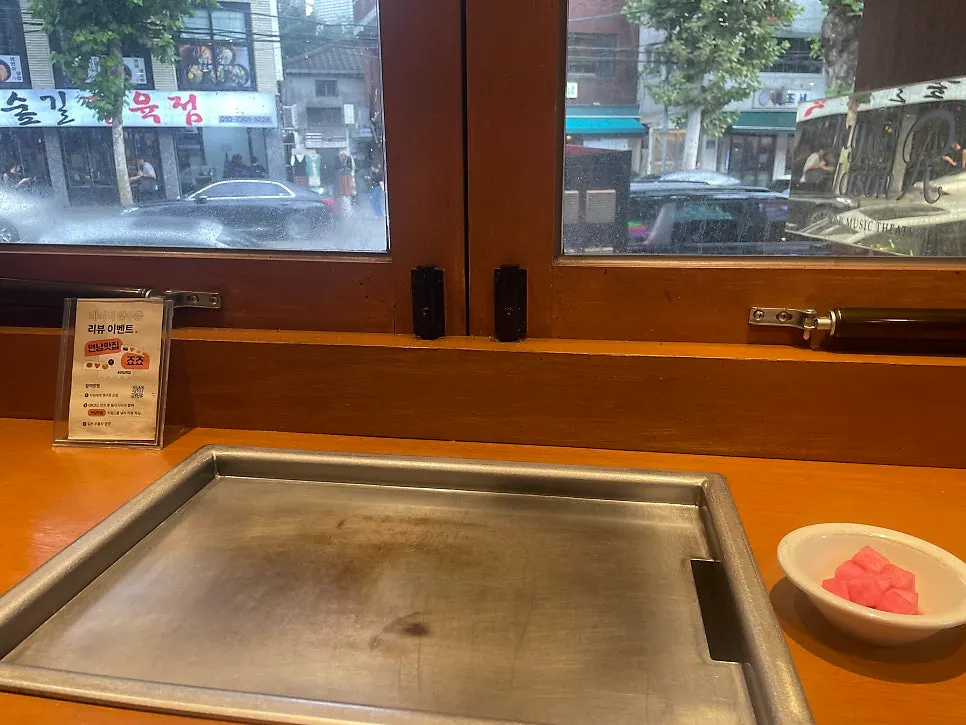 View of the table seating at Jojo Yeonnam Branch