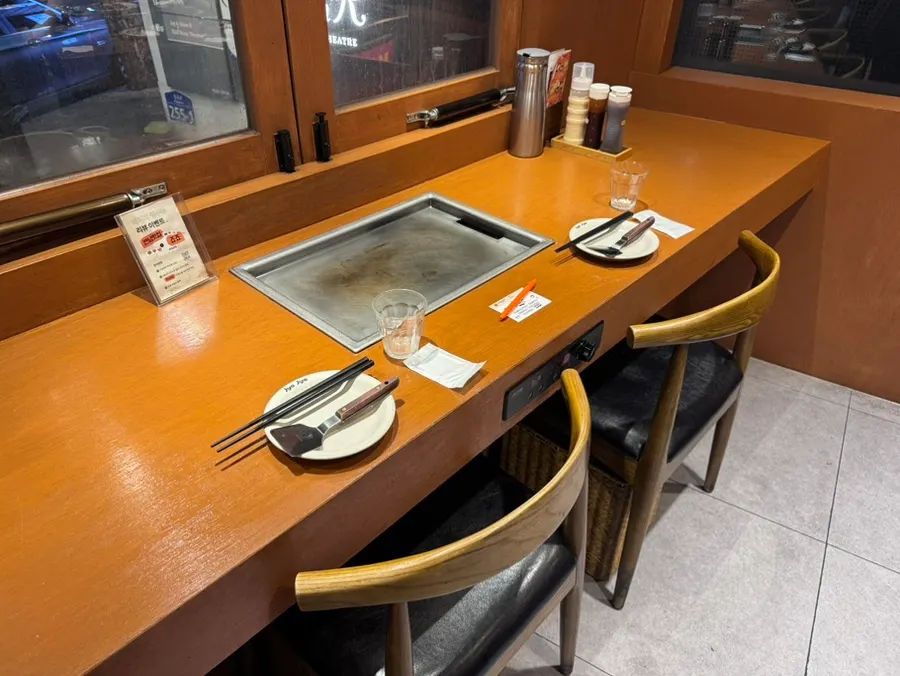 Window table for two at Jojo Yeonnam Branch