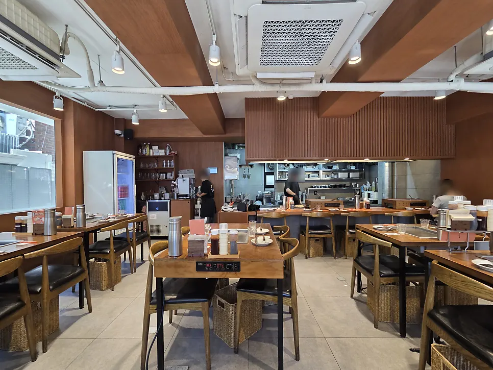 Interior of Jojo Yeonnam Branch with built-in griddles