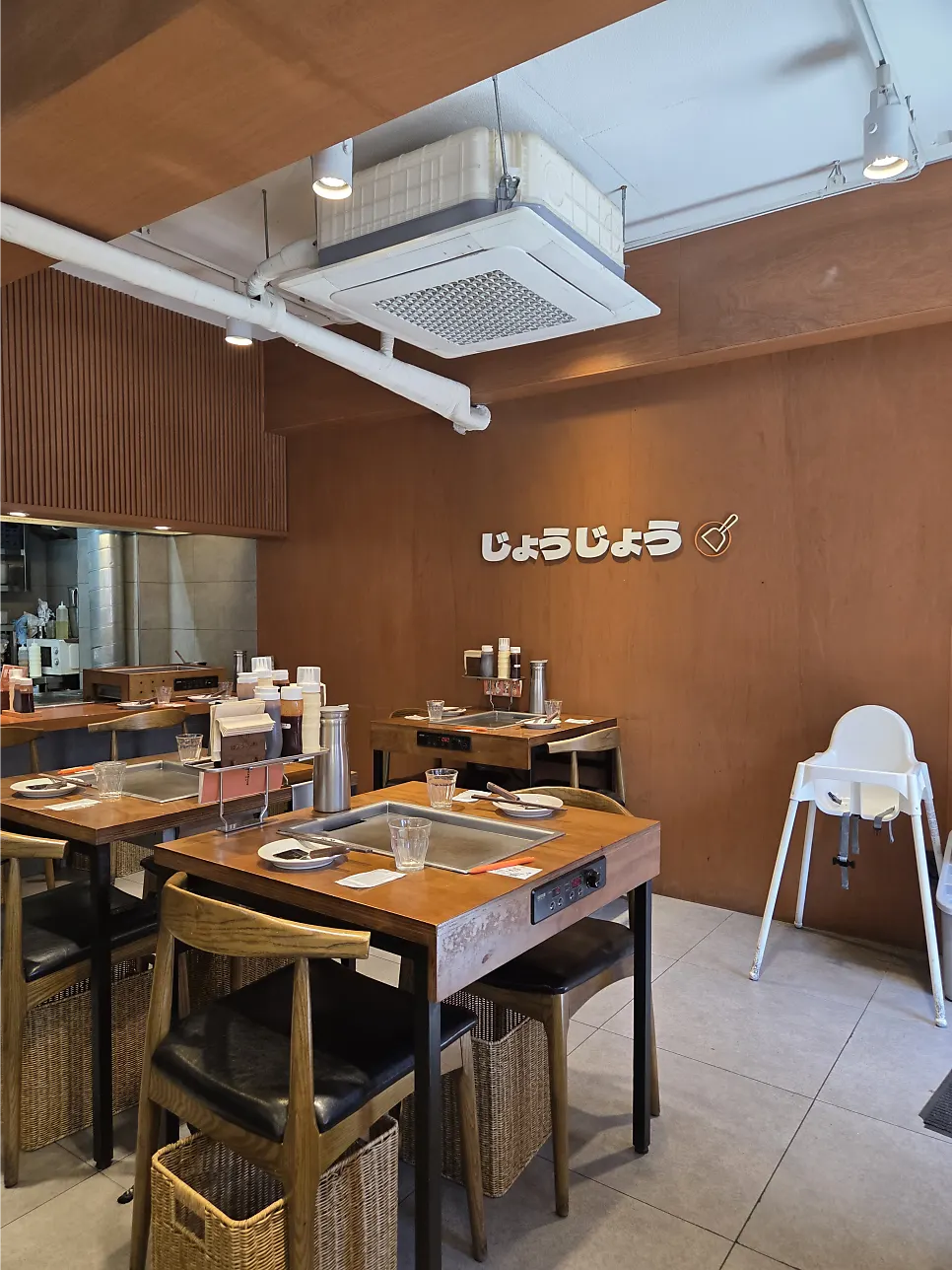 Seats where you can watch cooking right in front of the griddle