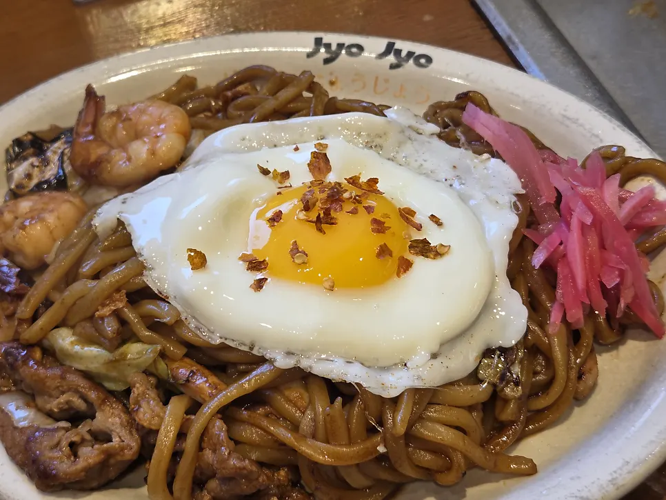 Karai yakisoba stir-fried on the griddle