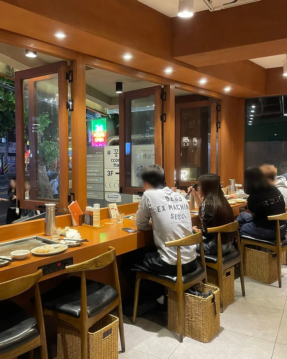 우드톤 인테리어의 죠죠 연남점 내부