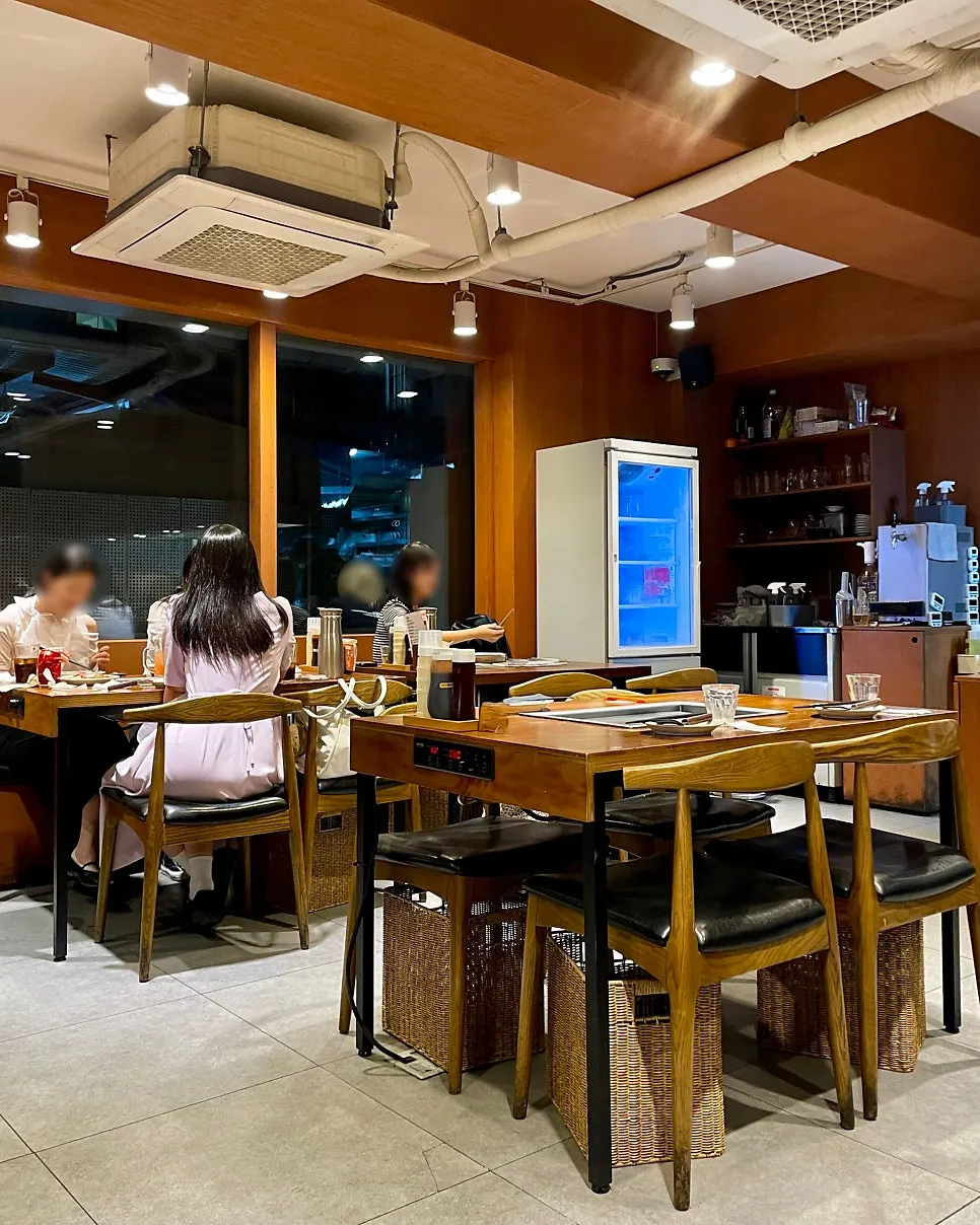 창문을 열어둔 창가 바 테이블 자리