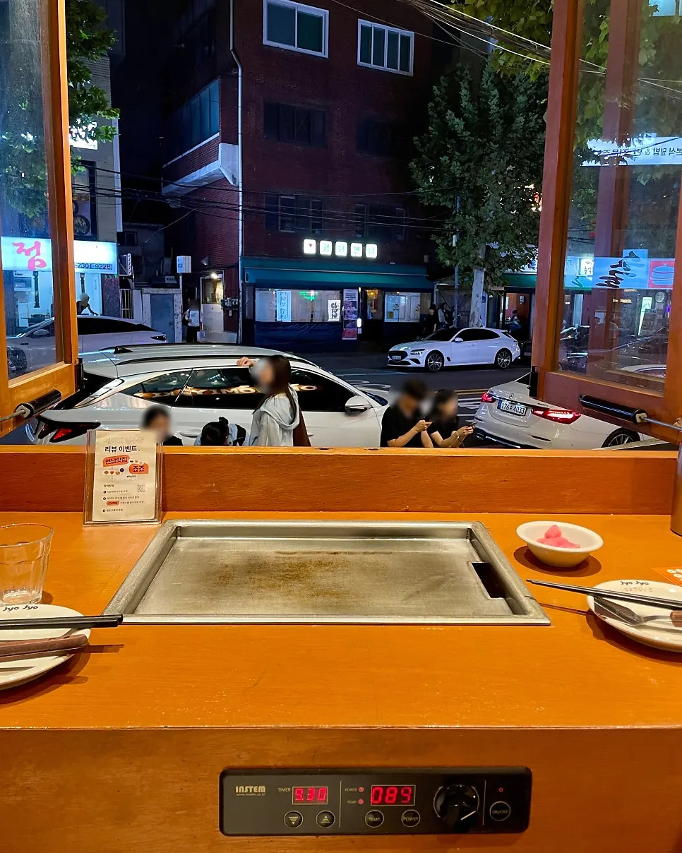 자리마다 설치된 1인용 철판