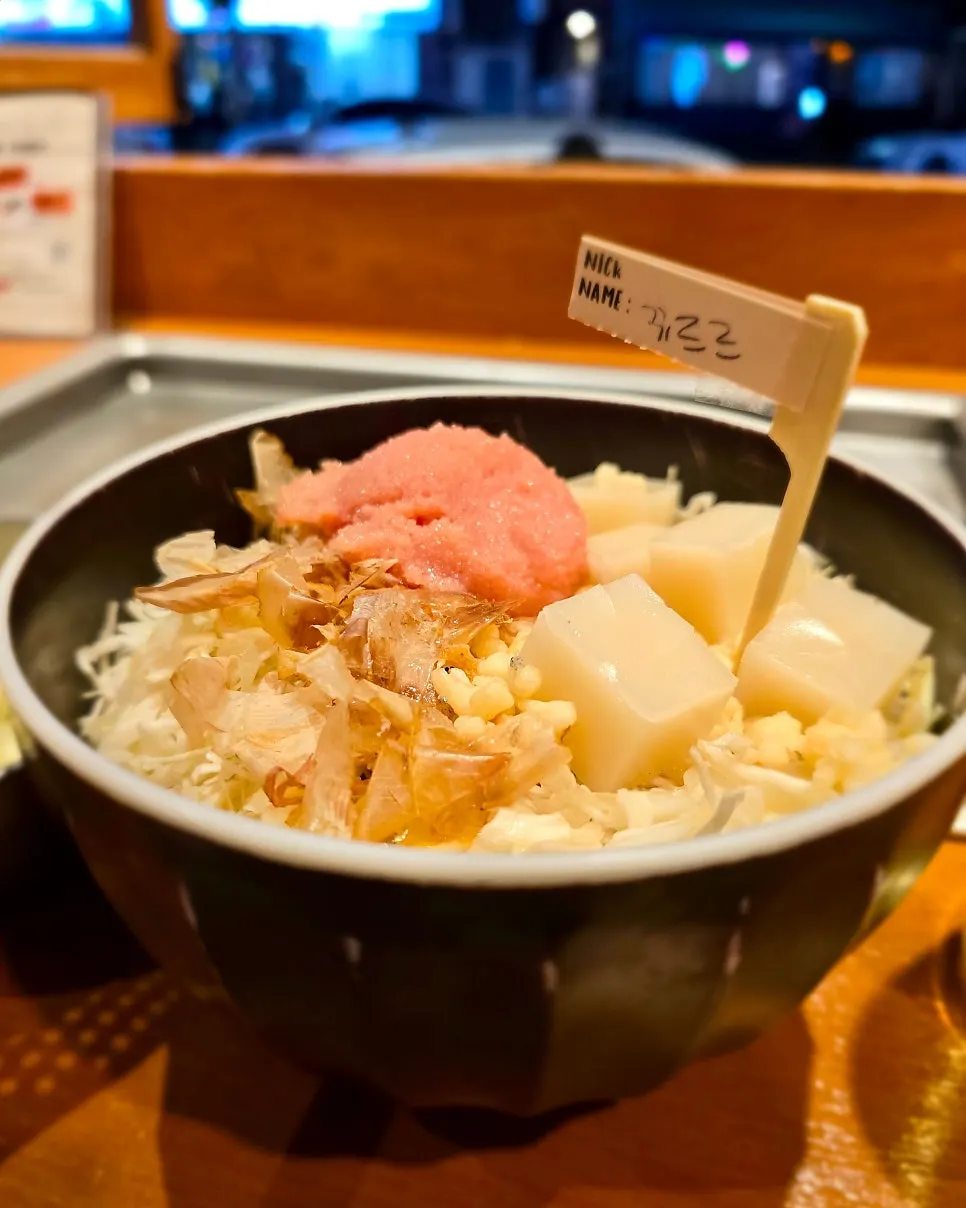 철판에 올려진 명란 몬자야끼 재료