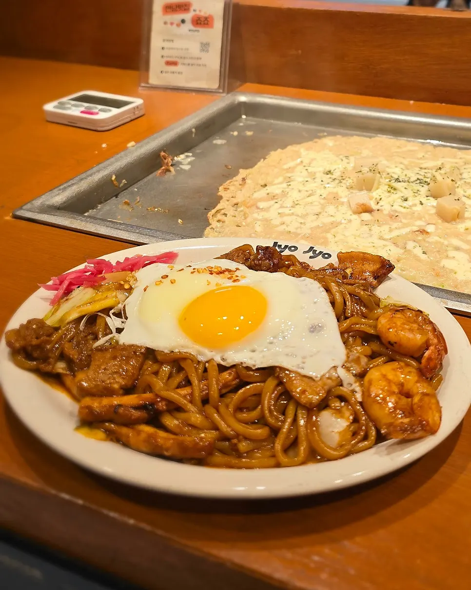 새우와 오징어가 들어간 카라이 야끼소바
