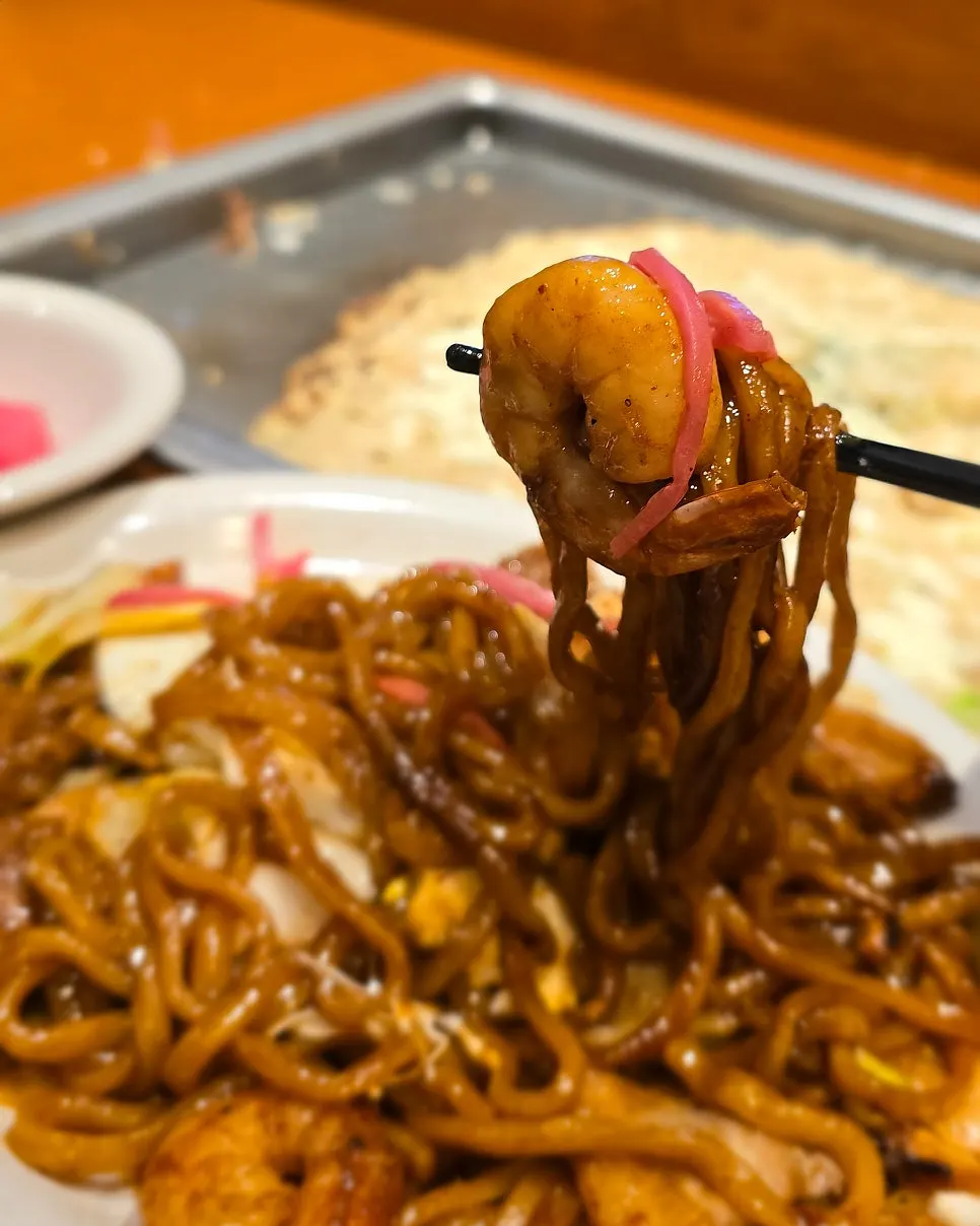 철판 위 카라이 야끼소바 한 접시