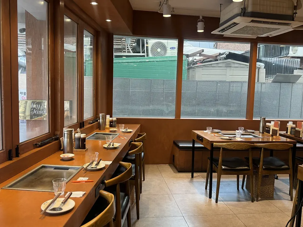 철판이 놓인 죠죠 연남점 테이블