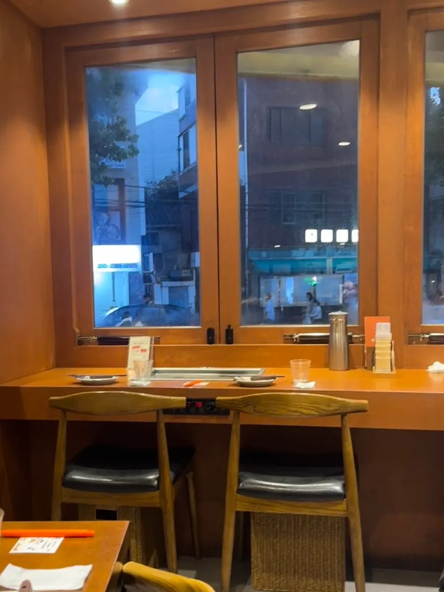 철판 앞 조리를 볼 수 있는 다찌석