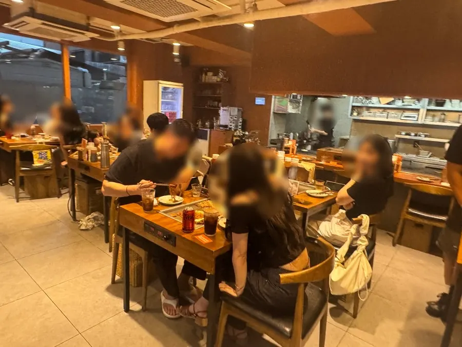 저녁 7시 만석이 된 죠죠 연남점 홀