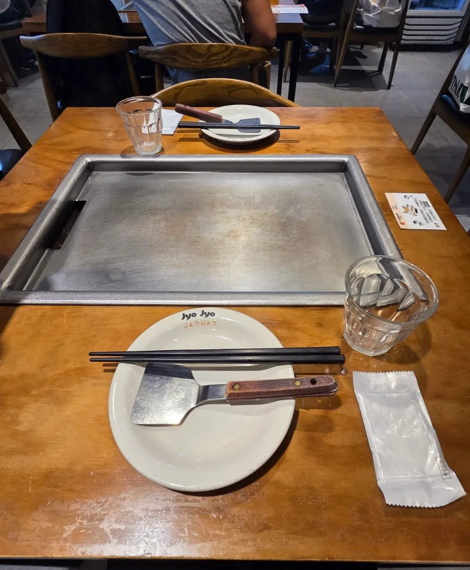 철판이 세팅된 죠죠 연남점 테이블